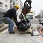 23.10.2019 Kielce. Montaż pomnika wicepremiera Przemysława Gosiewskiego przy ulicy Warszawskiej / Jarosław Kubalski / Radio Kielce