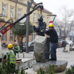 23.10.2019 Kielce. Montaż pomnika wicepremiera Przemysława Gosiewskiego przy ulicy Warszawskiej / Jarosław Kubalski / Radio Kielce