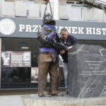 23.10.2019 Kielce. Montaż pomnika wicepremiera Przemysława Gosiewskiego przy ulicy Warszawskiej / Jarosław Kubalski / Radio Kielce