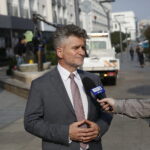 23.10.2019 Kielce. Montaż pomnika wicepremiera Przemysława Gosiewskiego przy ulicy Warszawskiej. Senator Krzysztof Słoń / Jarosław Kubalski / Radio Kielce