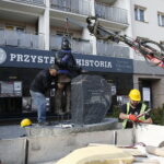 23.10.2019 Kielce. Montaż pomnika wicepremiera Przemysława Gosiewskiego przy ulicy Warszawskiej / Jarosław Kubalski / Radio Kielce