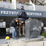 23.10.2019 Kielce. Montaż pomnika wicepremiera Przemysława Gosiewskiego przy ulicy Warszawskiej / Jarosław Kubalski / Radio Kielce