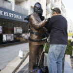 23.10.2019 Kielce. Montaż pomnika wicepremiera Przemysława Gosiewskiego przy ulicy Warszawskiej / Jarosław Kubalski / Radio Kielce