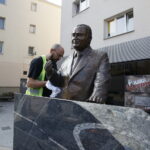 23.10.2019 Kielce. Montaż pomnika wicepremiera Przemysława Gosiewskiego przy ulicy Warszawskiej / Jarosław Kubalski / Radio Kielce