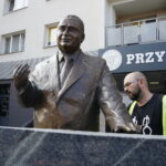 23.10.2019 Kielce. Montaż pomnika wicepremiera Przemysława Gosiewskiego przy ulicy Warszawskiej / Jarosław Kubalski / Radio Kielce