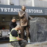 23.10.2019 Kielce. Montaż pomnika wicepremiera Przemysława Gosiewskiego przy ulicy Warszawskiej / Jarosław Kubalski / Radio Kielce