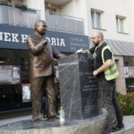 23.10.2019 Kielce. Montaż pomnika wicepremiera Przemysława Gosiewskiego przy ulicy Warszawskiej / Jarosław Kubalski / Radio Kielce