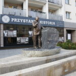 23.10.2019 Kielce. Montaż pomnika wicepremiera Przemysława Gosiewskiego przy ulicy Warszawskiej / Jarosław Kubalski / Radio Kielce