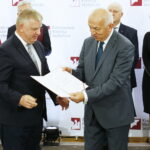 25.10.2019. Warszawa. Wręczenie zaświadczeń o wyborze na senatora. Na zdjęciu (od lewej): senator Jarosław Rusiecki - PiS i Wiesław Kozielewicz - przewodniczący Państwowej Komisji Wyborczej / Jarosław Kubalski / Radio Kielce