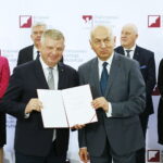 25.10.2019. Warszawa. Wręczenie zaświadczeń o wyborze na senatora. Na zdjęciu (od lewej): senator Jarosław Rusiecki - PiS i Wiesław Kozielewicz - przewodniczący Państwowej Komisji Wyborczej / Jarosław Kubalski / Radio Kielce