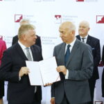 25.10.2019. Warszawa. Wręczenie zaświadczeń o wyborze na senatora. Na zdjęciu (od lewej): senator Jarosław Rusiecki - PiS i Wiesław Kozielewicz - przewodniczący Państwowej Komisji Wyborczej / Jarosław Kubalski / Radio Kielce