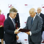 25.10.2019. Warszawa. Wręczenie zaświadczeń o wyborze na senatora. Na zdjęciu (od lewej): senator Krzysztof Słoń - PiS i Wiesław Kozielewicz - przewodniczący Państwowej Komisji Wyborczej / Jarosław Kubalski / Radio Kielce