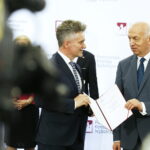 25.10.2019. Warszawa. Wręczenie zaświadczeń o wyborze na senatora. Na zdjęciu (od lewej): senator Krzysztof Słoń - PiS i Wiesław Kozielewicz - przewodniczący Państwowej Komisji Wyborczej / Jarosław Kubalski / Radio Kielce