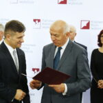 25.10.2019. Warszawa. Wręczenie zaświadczeń o wyborze na senatora. Na zdjęciu (od lewej): senator Jacek Włosowicz z klubu PiS i Wiesław Kozielewicz - przewodniczący Państwowej Komisji Wyborczej / Jarosław Kubalski / Radio Kielce