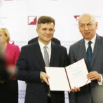 25.10.2019. Warszawa. Wręczenie zaświadczeń o wyborze na senatora. Na zdjęciu (od lewej): senator Jacek Włosowicz z klubu PiS i Wiesław Kozielewicz - przewodniczący Państwowej Komisji Wyborczej / Jarosław Kubalski / Radio Kielce