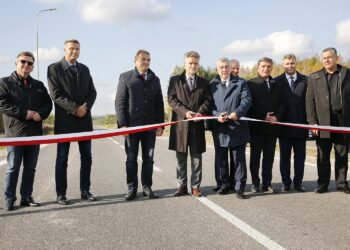 31.10.2019 Otwarcie obwodnicy Daleszyc. Od lewej: Tomasz Pleban - wicestarosta, Bogdan Wenta - prezydent Kielc, Mirosław Gębski - starosta, Krzysztof Słoń - senator, Andrzej Bętkowski - marszałek, Marek Jońca - członek zarządu województwa, Andrzej Pruś - przewodniczący sejmiku, Dariusz Meresiński - burmistrz Daleszyc i Grzegorz Gałuszka - radny powiatu / Jarosław Kubalski