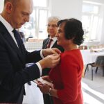 20.10.2019. Zagnańsk. Złote gody. Na zdjęciu (od lewej): Wojciech Ślefarski - wójt Zagnańska, Stanisław Karcz i Irena Karcz  / Jarosław Kubalski / Radio Kielce