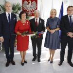 20.10.2019. Zagnańsk. Złote gody. Na zdjęciu (od lewej): Wojciech Ślefarski - wójt Zagnańska, Irena Karcz, Stanisław Karcz, Renata Janik - wicemarszałek województwa i Mirosław Gębski - starosta powiatu kieleckiego / Jarosław Kubalski / Radio Kielce