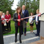 02.10.2019 Kolonia Inwalidzka. Przekazanie dwóch mieszkań socjalnych lokatorom. Wstęgę przecina jedna z nowych mieszkanek / Emilia Sitarska / Radio Kielce