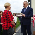 02.10.2019 Kolonia Inwalidzka. Przekazanie dwóch mieszkań socjalnych lokatorom. Przekazania dokonał burmistrz Lech Łodej / Emilia Sitarska / Radio Kielce