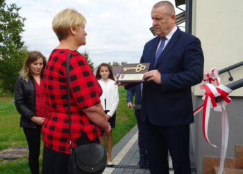 02.10.2019 Kolonia Inwalidzka. Przekazanie dwóch mieszkań socjalnych lokatorom. Przekazania dokonał burmistrz Lech Łodej / Emilia Sitarska / Radio Kielce