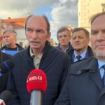 03.10.2019. Sandomierz. Konferencja na starówce. Od lewej: senator Jarosław Rusiecki, przewodniczący NSZZ Solidarność Ziemia Sandomierska Andrzej Kaczmarek i poseł Marek Kwitek / Grażyna-Szlęzak-Wójcik / Radio Kielce