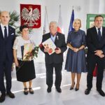 20.10.2019. Zagnańsk. Złote gody. Na zdjęciu (od lewej): Wojciech Ślefarski - wójt Zagnańska, Teresa Koza, Tadeusz Koza, Renata Janik - wicemarszałek województwa i Mirosław Gębski - starosta powiatu kieleckiego / Jarosław Kubalski / Radio Kielce