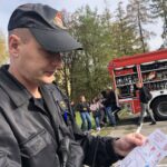 29.10.2019. Sandomierz. Ćwiczenia strażackie w Zespole Szkół Centrum Kształcenia Rolniczego. Kpt Łukasz Zięba - Komenda Powiatowa PSP w Sandomierzu prezentuje ulotkę  nt.  montażu czujek / Grażyna-Szlęzak-Wójcik / Radio Kielce