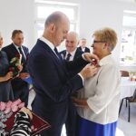 20.10.2019. Zagnańsk. Złote gody. Na zdjęciu (od lewej): Renata Janik - wicemarszałek województwa, Mirosław Gębski - starosta powiatu kieleckiego, Wojciech Ślefarski - wójt Zagnańska, Edward Krzeszowski i Halina Krzeszowska / Jarosław Kubalski / Radio Kielce