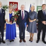 20.10.2019. Zagnańsk. Złote gody. Na zdjęciu (od lewej): Wojciech Ślefarski - wójt Zagnańska, Halina Krzeszowska, Edward Krzeszowski,  Renata Janik - wicemarszałek województwa i Mirosław Gębski - starosta powiatu kieleckiego / Jarosław Kubalski / Radio Kielce