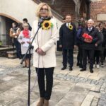 04.10.2019. Sandomierz. Marsz zorganizowany przez Sandomierski Klub Amazonek. Od lewej: Krzysztof Kwiecień, Sandomierskie Centrum Kultury i Aneta  Przyłucka, sekretarz miasta / Grażyna-Szlęzak-Wójcik / Radio Kielce