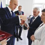 20.10.2019. Zagnańsk. Złote gody. Na zdjęciu (od lewej): Wojciech Ślefarski - wójt Zagnańska, Mirosław Gębski - starosta powiatu kieleckiego, Józef Kundera i Wiesława Kundera / Jarosław Kubalski / Radio Kielce