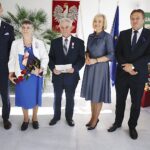 20.10.2019. Zagnańsk. Złote gody. Na zdjęciu (od lewej): Wojciech Ślefarski - wójt Zagnańska, Wiesława Kundera, Józef Kundera, Renata Janik - wicemarszałek województwa i Mirosław Gębski - starosta powiatu kieleckiego / Jarosław Kubalski / Radio Kielce