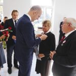 20.10.2019. Zagnańsk. Złote gody. Na zdjęciu (od lewej): Renata Janik - wicemarszałek województwa, Mirosław Gębski - starosta powiatu kieleckiego, Wojciech Ślefarski - wójt Zagnańska, Helena Łakomiec i Julian Łakomiec / Jarosław Kubalski / Radio Kielce