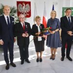 20.10.2019. Zagnańsk. Złote gody. Na zdjęciu (od lewej): Wojciech Ślefarski - wójt Zagnańska, Julian Łakomiec, Helena Łakomiec, Renata Janik - wicemarszałek województwa i Mirosław Gębski - starosta powiatu kieleckiego / Jarosław Kubalski / Radio Kielce