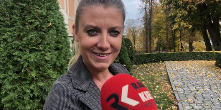 19.10.2019. Sandomierz. Spotkanie autorskie Magdaleny Wolińskiej – Riedi,  korespondentki TVP. Magdalena Wolińska- Riedi z wywiadzie dla Radia Kielce / Grażyna-Szlęzak-Wójcik / Radio Kielce
