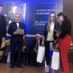 20.10.2019. Sandomierz. Wręczenie nagród Bonum Publicum. Na zdjęciu (od lewej): Marcin Marzec - burmistrz Sandomierza, Krzysztof Zieliński - dyrektor I lLO Collegium Gostomianum w Sandomierzu, a także Maja Nowak i Sylwia Kubik - laureatki w kategorii uczniów szkół średnich / Grażyna Szlęzak-Wójcik / Radio Kielce