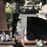 30.10.2019 Kielce. Porządkowanie grobów / Krzysztof Bujnowicz / Radio Kielce