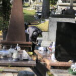 30.10.2019 Kielce. Porządkowanie grobów / Krzysztof Bujnowicz / Radio Kielce