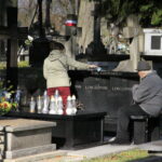 30.10.2019 Kielce. Porządkowanie grobów / Krzysztof Bujnowicz / Radio Kielce