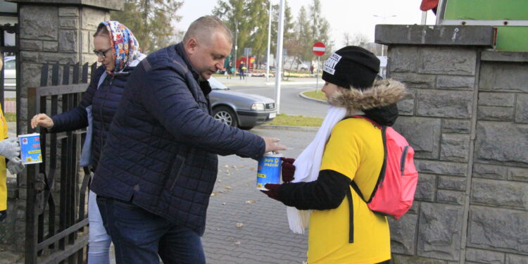 30.10.2019 Cedzyna. Kwesta na rzecz hospicjum / Krzysztof Bujnowicz / Radio Kielce