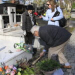 30.10.2019 Kielce. Porządkowanie grobów / Krzysztof Bujnowicz / Radio Kielce