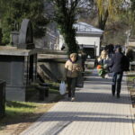 30.10.2019 Kielce. Porządkowanie grobów / Krzysztof Bujnowicz / Radio Kielce