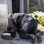 30.10.2019 Kielce. Porządkowanie grobów / Krzysztof Bujnowicz / Radio Kielce