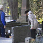 30.10.2019 Kielce. Porządkowanie grobów / Krzysztof Bujnowicz / Radio Kielce