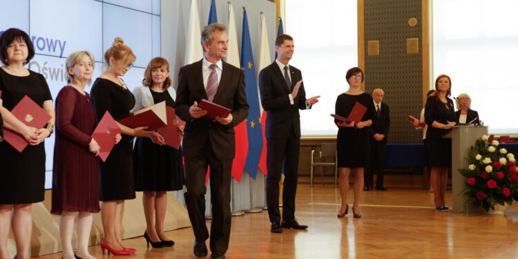 Jarosław Miszczyk z Kazimierzy Wielkiej (w środku) otrzymał z rąk ministra edukacji narodowej Dariusza Piontkowskiego (z prawej) prestiżowy tytuł honorowy Profesora Oświaty / MEN