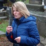 05.10.2019 Ostrowiec. Spacer po cmentarzu przy ulicy Denkowskiej. Monika Bryła-Mazurkiewicz - historyk i przewodnik / Emilia Sitarska / Radio Kielce