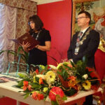 26.10.2019. Ostrowiec Świętokrzyski. Uroczystość wręczenia medali za długoletnie pożycie małżeńskie. Na zdjęciu (od lewej): Beata Duda - Urząd Stanu Cywilnego, Jarosław Górczyński - prezydent Ostrowca Świętokrzyskiego / Emilia Sitarska / Radio Kielce