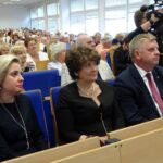 07.10.2019 Ostrowiec Świętokrzyski. Inauguracja roku akademickiego na UTW. Na zdjęciu (od lewej): dr hab. Anna Pacian z Uniwersytetu Medycznego w Lublinie, Bożena Spoina - była rektor Wyższej Szkoły Biznesu i Przedsiębiorczości w Ostrowcu i senator Jarosław Rusiecki / Emilia Sitarska / Radio Kielce