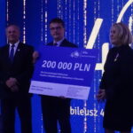 05.10.2019. Połaniec. Zarząd Elektrowni Połaniec przekazał 200 tys. zł szpitalowi w Staszowie na zakup specjalistycznego lasera. Od lewej: Lech Żak - prezes Elektrowni Połaniec, Paweł Wojtasik - dyrektor szpitala w Staszowie, Agnieszka Wojdan - prezes Fundacji Wspomagania Oświaty w Elektrowni Połaniec / Emilia Sitarska / Radio Kielce
